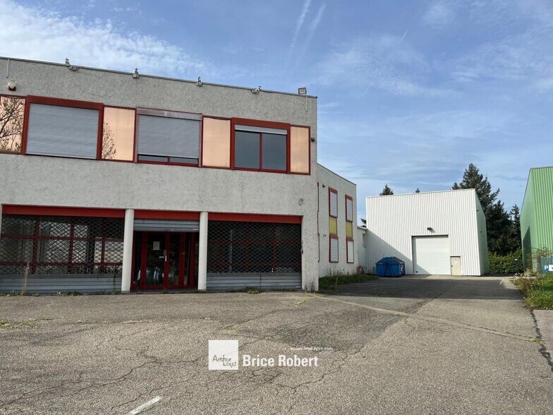 Local d'activités dans Brignais à vendre - Photo de l’immeuble – Image 1 sur 7