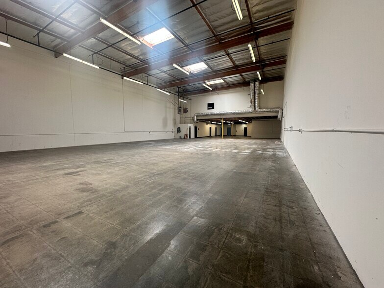 24922 Anza Dr, Valencia, CA à louer - Photo de l’immeuble – Image 3 sur 7