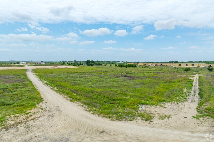 1001 Rohde Road, Kyle, TX à louer - Photo de l’immeuble – Image 2 sur 20