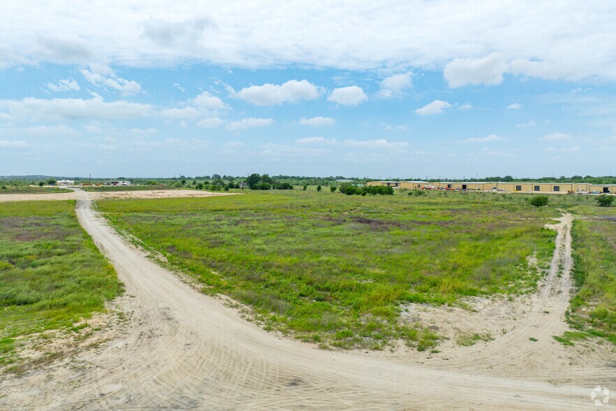 1001 Rohde Road, Kyle, TX à louer - Photo de l’immeuble – Image 3 sur 21