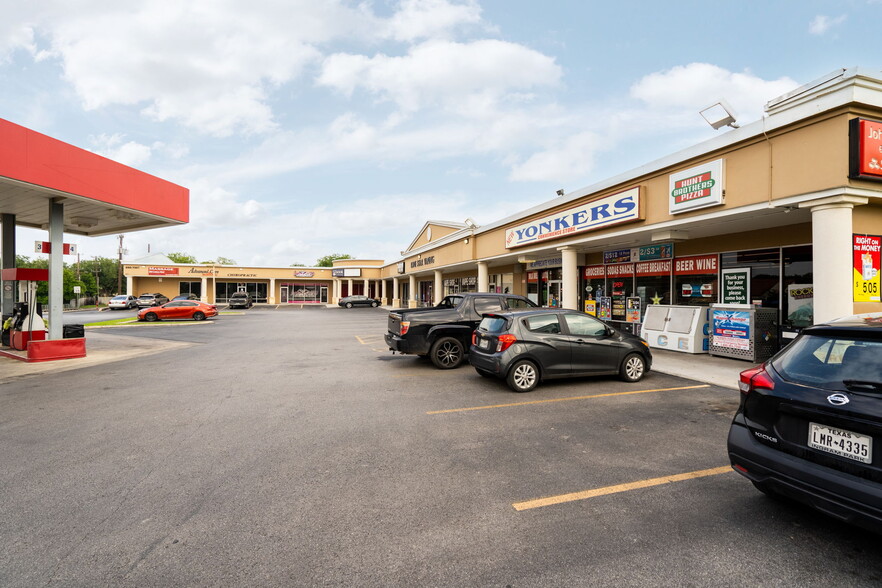 6111 Tezel Rd, San Antonio, TX à louer - Photo de l’immeuble – Image 3 sur 7