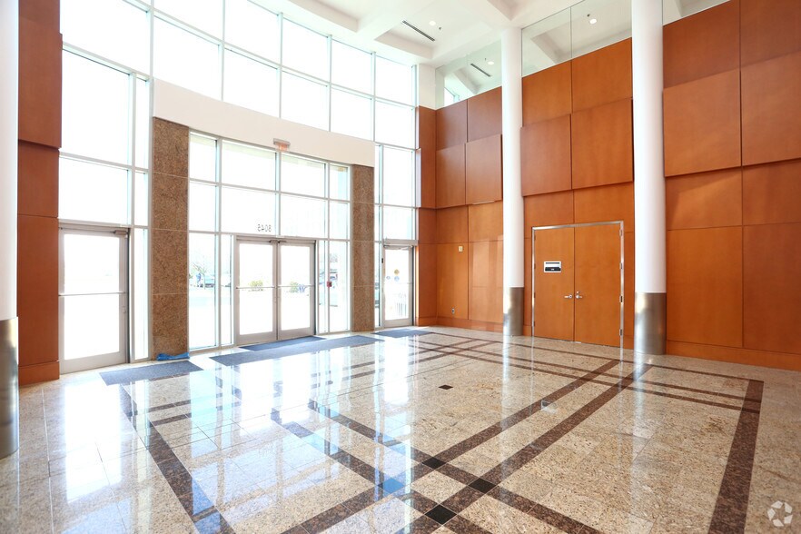 8045 Arco Corporate Dr, Raleigh, NC à louer - Hall d’entrée – Image 3 sur 49