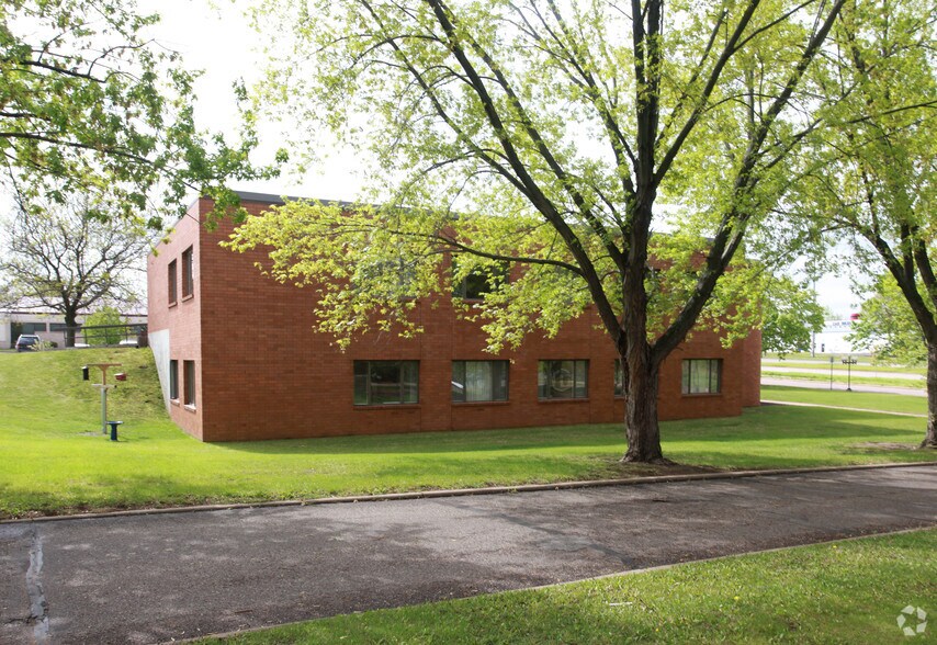 1280 W Clairemont Ave, Eau Claire, WI à louer - Photo de l’immeuble – Image 2 sur 10