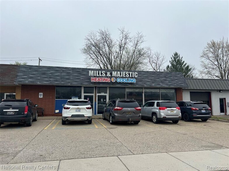 15210 Middlebelt Rd, Livonia, MI à vendre - Photo de l’immeuble – Image 1 sur 16