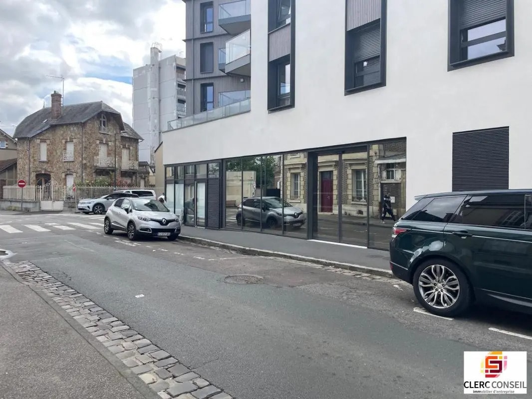 Local commercial dans Vernon à louer Photo de l’immeuble– Image 1 sur 7