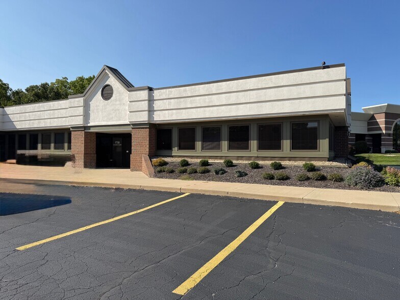 5710 Coventry Ln, Fort Wayne, IN à louer - Photo de l’immeuble – Image 2 sur 9