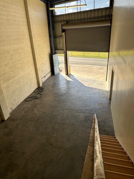 916 Puuhale Rd, Honolulu, HI à louer - Photo de l’immeuble – Image 3 sur 7