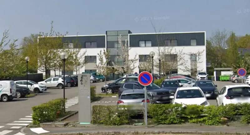 Bureau dans Chartres-de-Bretagne à vendre - Photo de l’immeuble – Image 2 sur 3