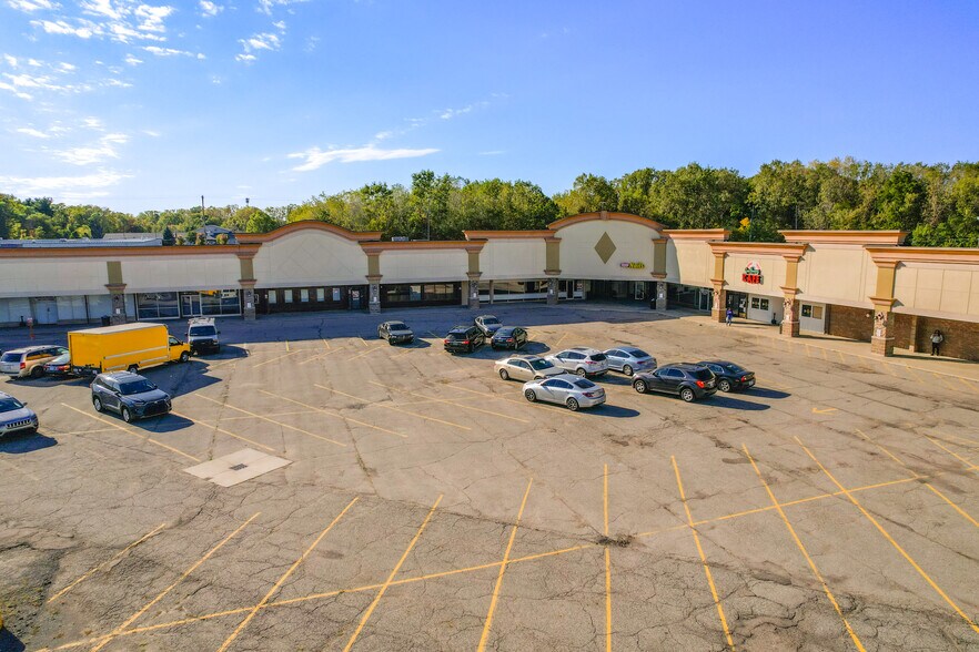 3222 S Martin Luther King Jr Blvd, Lansing, MI à louer - Photo de l’immeuble – Image 3 sur 18