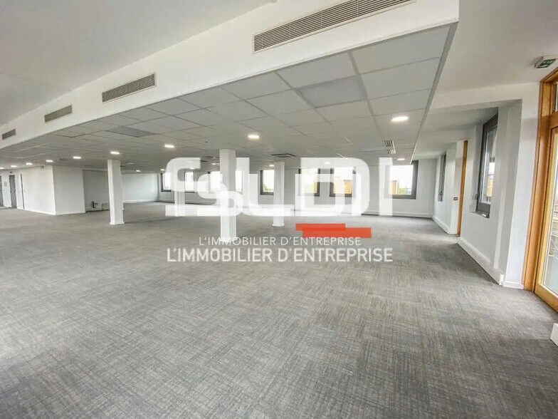 Bureau dans Colombier-Saugnieu à louer - Photo de l’immeuble – Image 3 sur 9