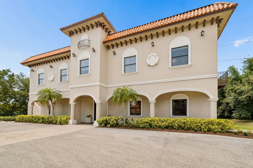 6730 W Linebaugh Ave, Tampa, FL à louer - Photo principale – Image 1 sur 20