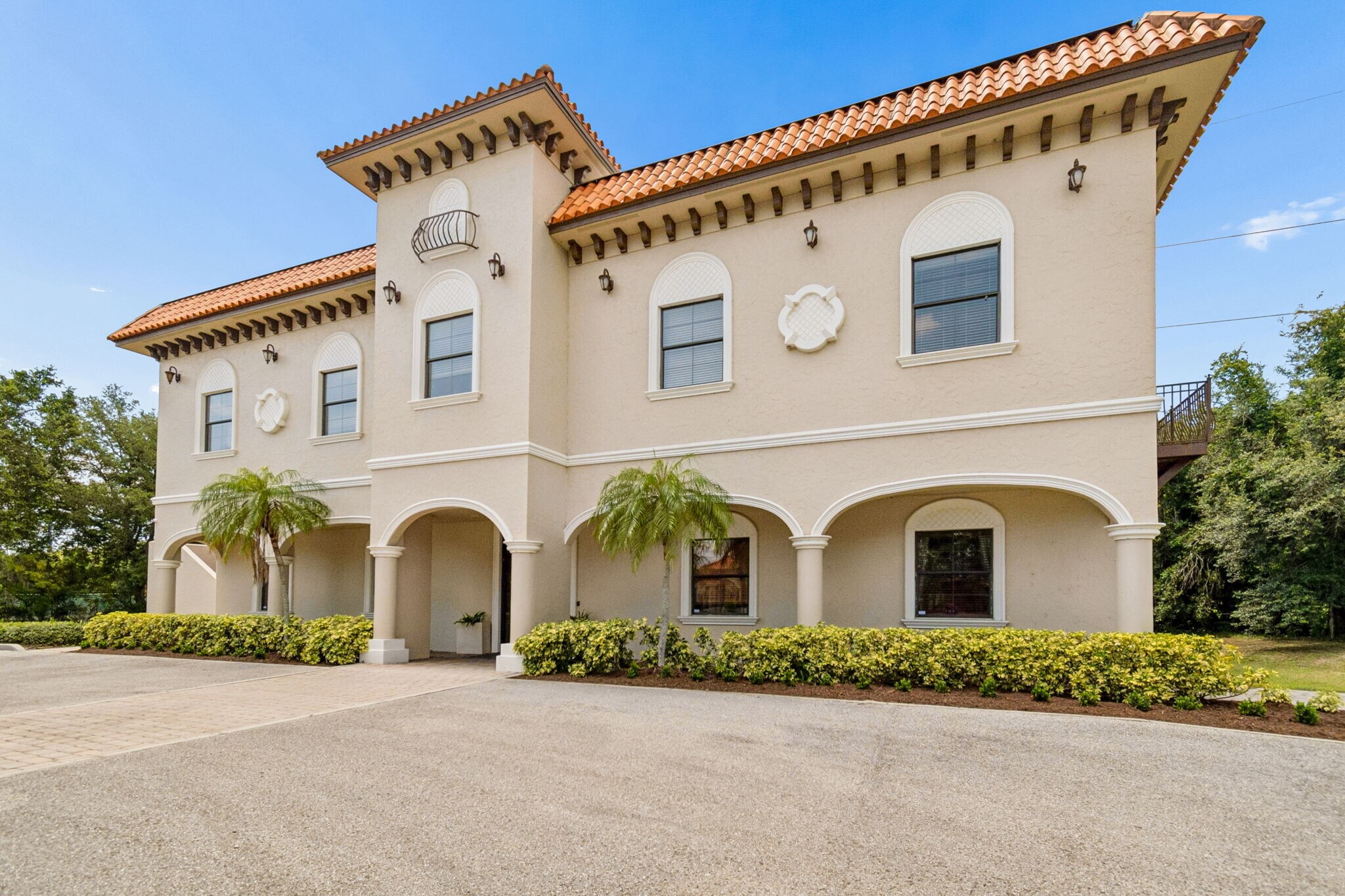 6730 W Linebaugh Ave, Tampa, FL à louer Photo principale– Image 1 sur 21