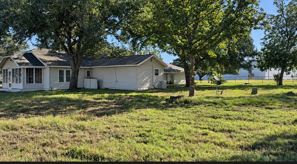 2303 Woods Rd, Brookshire, TX à louer - Photo de l’immeuble – Image 2 sur 14