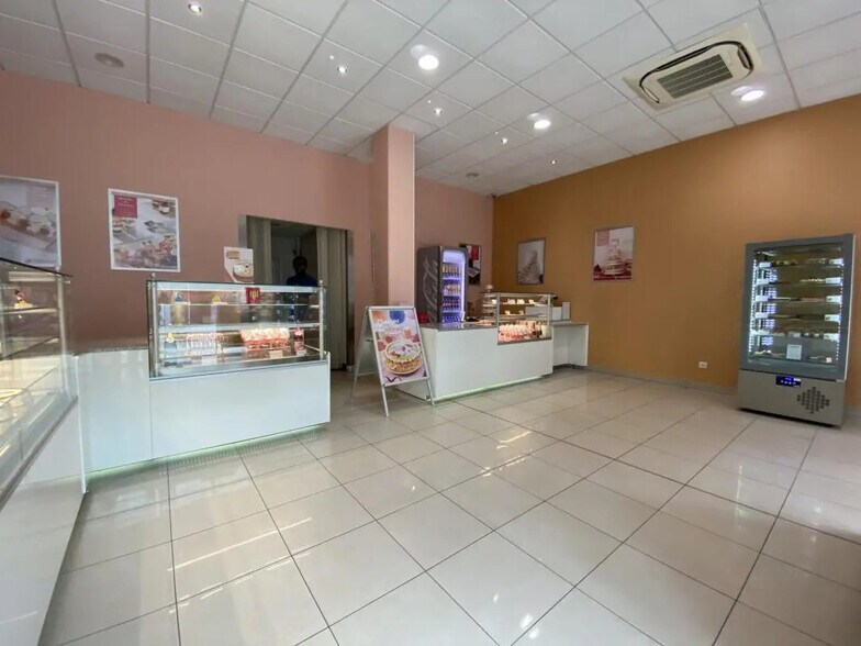 Local commercial dans Saint-Maximin à louer - Photo de l’immeuble – Image 3 sur 19