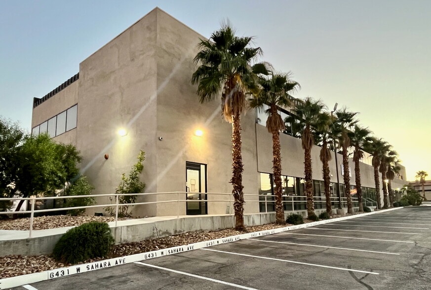 6431 W Sahara Ave, Las Vegas, NV à louer - Photo de l’immeuble – Image 3 sur 7