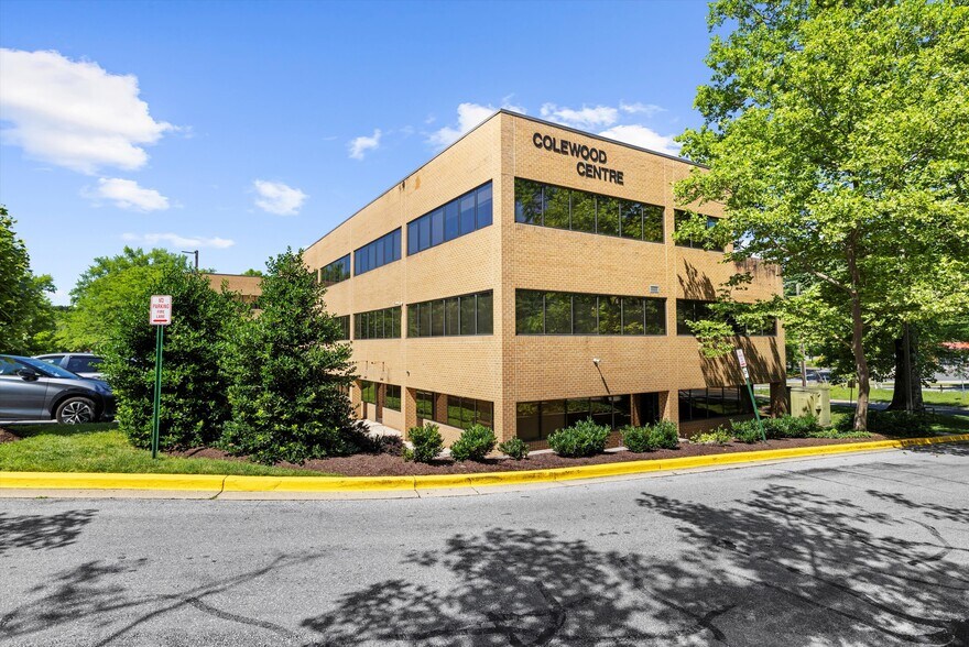 10801 Lockwood Dr, Silver Spring, MD à vendre - Photo de l’immeuble – Image 1 sur 20