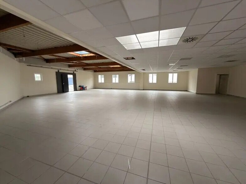 Local commercial dans Décines-Charpieu à louer - Photo intérieure – Image 2 sur 3