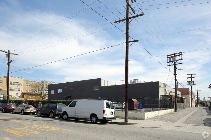 1670 Beverly Blvd, Los Angeles, CA à louer - Photo de l’immeuble – Image 3 sur 9