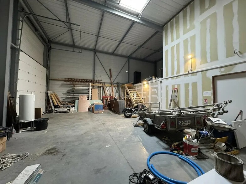 Local d’activités dans Ifs à louer - Photo de l’immeuble – Image 3 sur 4