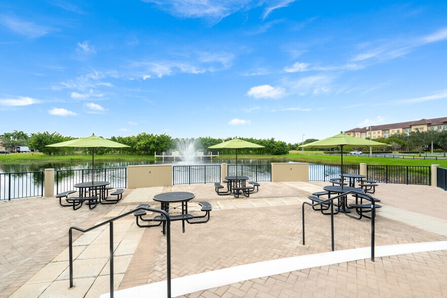 3501 SW 160th Ave, Miramar, FL à louer - Photo de l’immeuble – Image 2 sur 23