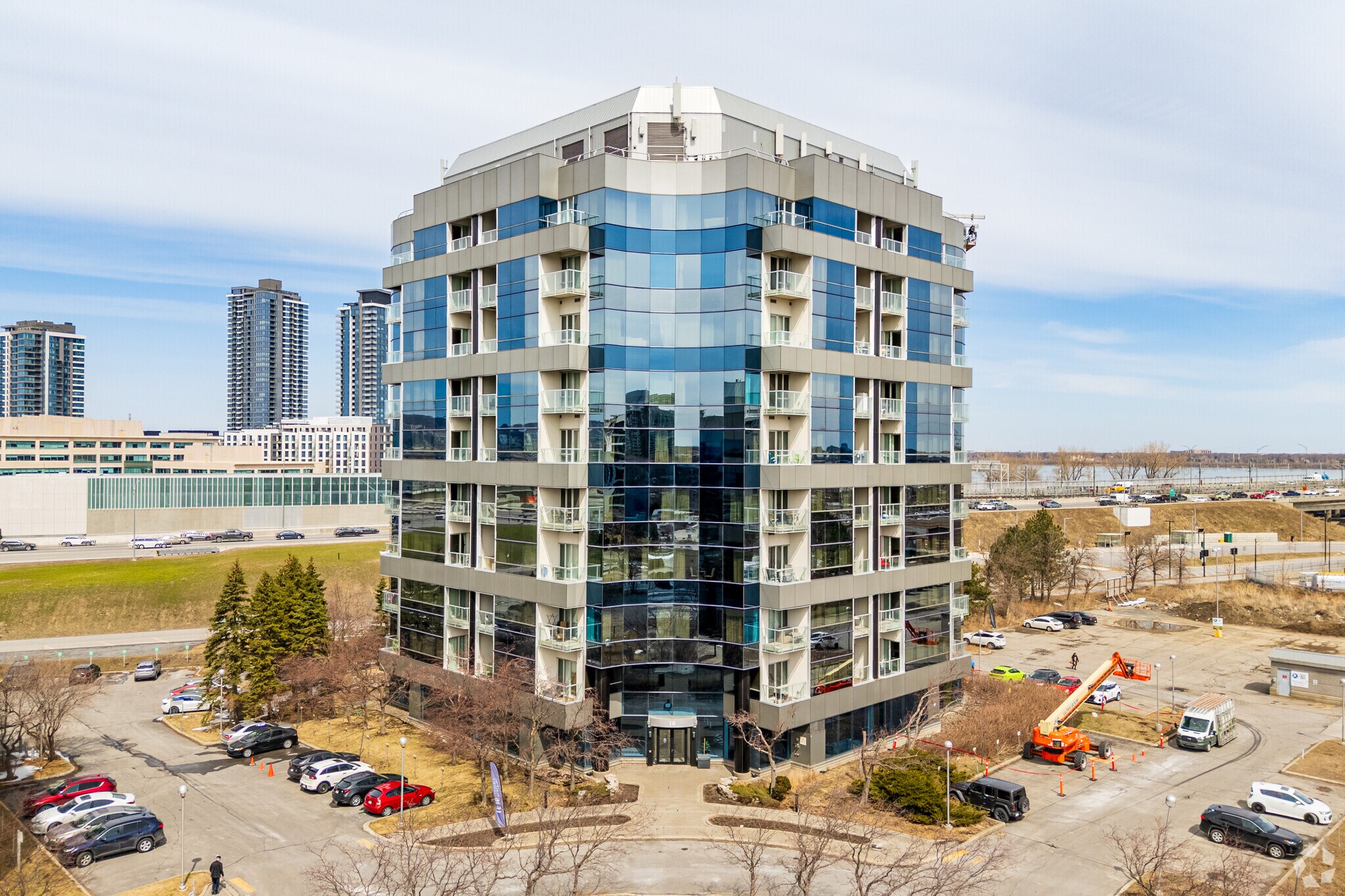 16 Pl Du Commerce, Montréal, QC à louer Photo principale– Image 1 sur 3