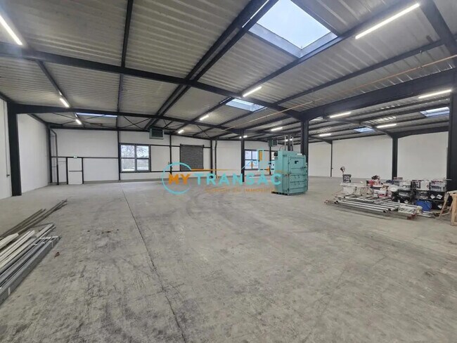 Plus de détails pour Local d'activités à louer