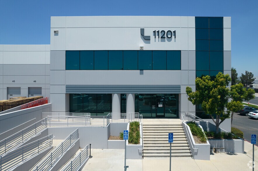 11201 Iberia St, Jurupa Valley, CA à louer - Photo de l’immeuble – Image 2 sur 4