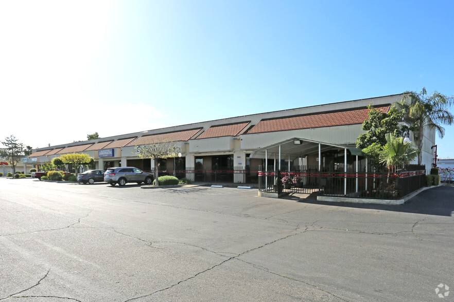 5665 N Blackstone Ave, Fresno, CA à louer - Photo de l’immeuble – Image 2 sur 5