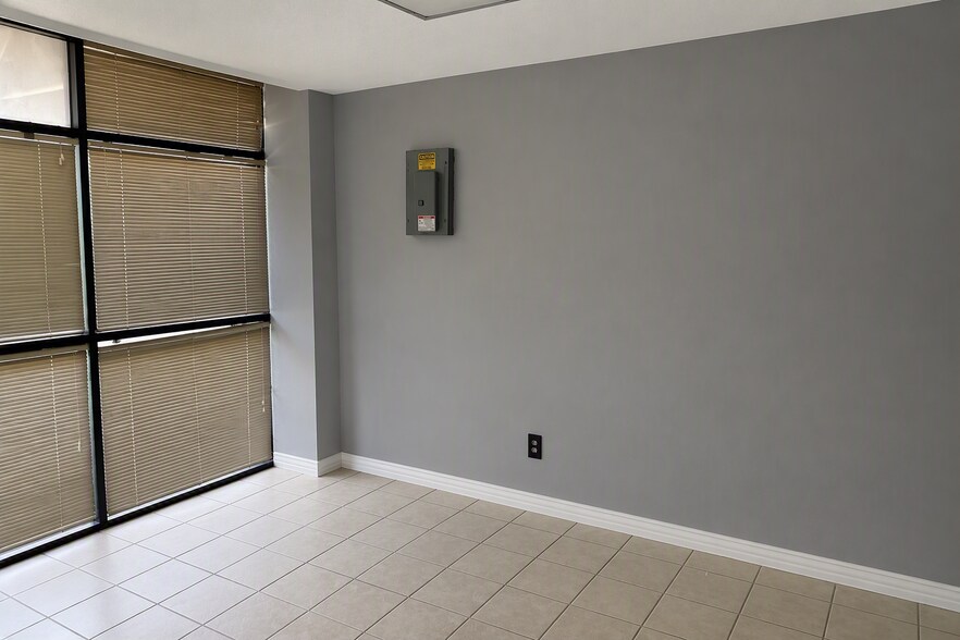 2529 Merrell Rd, Dallas, TX à louer - Photo intérieure – Image 3 sur 12