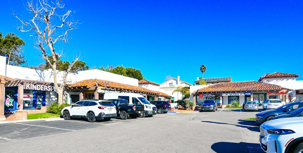 247-277 N El Camino Real, Encinitas, CA à louer - Photo de l’immeuble – Image 3 sur 4
