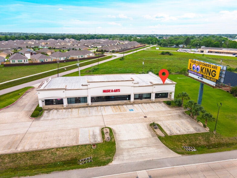 2101 Alvin Byp, Alvin, TX à louer - Photo principale – Image 1 sur 5