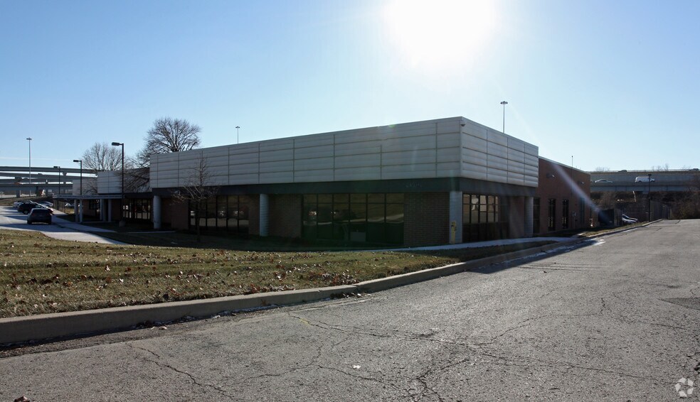 10450 Hickman Mills Dr, Kansas City, MO à louer - Photo de l’immeuble – Image 2 sur 15