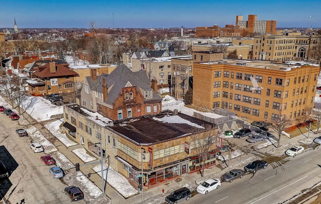 2532 W Wisconsin Ave, Milwaukee, WI à vendre Aérien– Image 1 sur 21