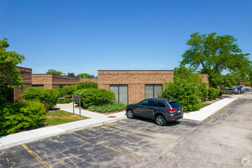 600-650 Academy Dr, Northbrook, IL à louer - Photo de l’immeuble – Image 3 sur 10