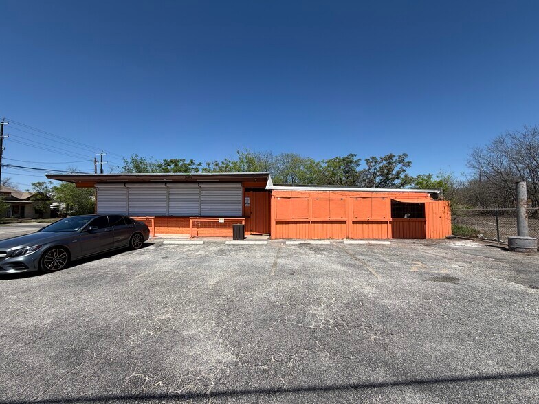 1701 E Houston St, San Antonio, TX à louer - Photo principale – Image 1 sur 13