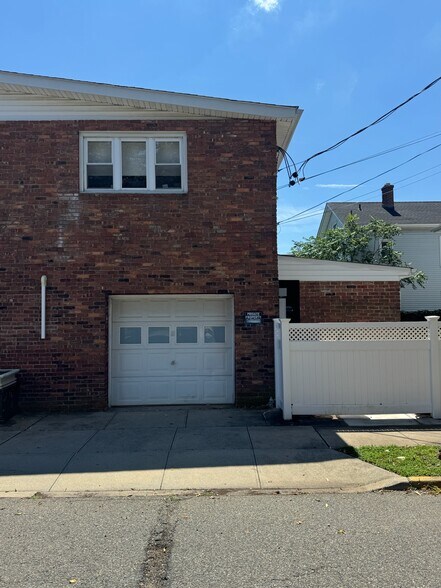 244 Maple Pl, Mineola, NY à louer - Photo de l’immeuble – Image 2 sur 9