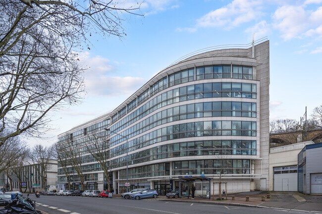 Plus de détails pour 143 Avenue De Verdun, Issy-les-Moulineaux - Bureau à louer