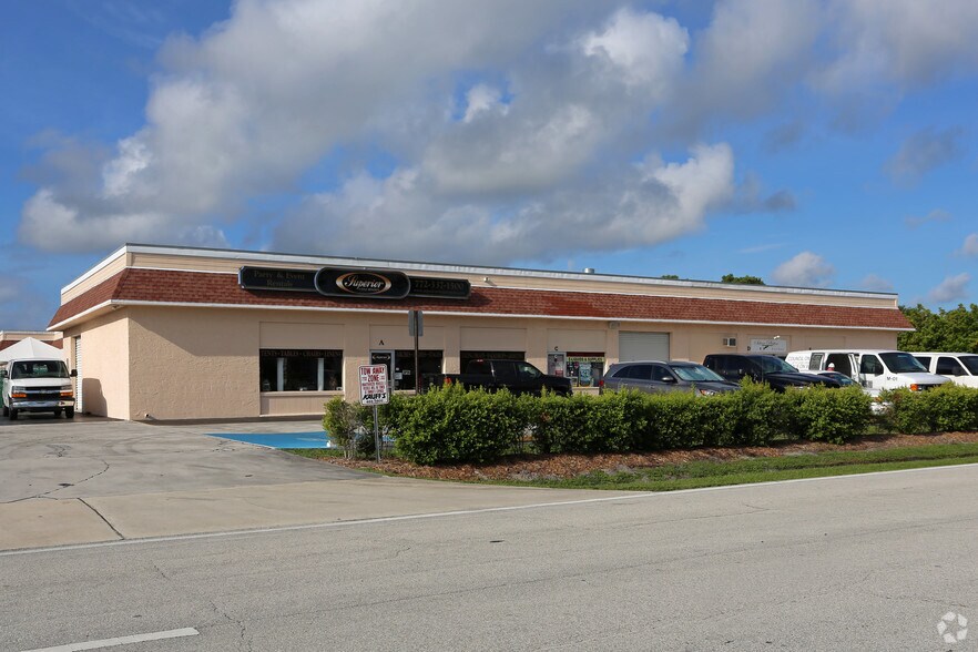 1620-1646 SE Village Green Dr, Port, Port Saint Lucie, FL à louer - Photo de l’immeuble – Image 3 sur 11