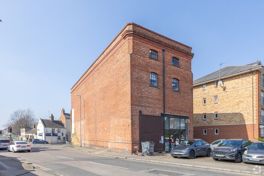 Cotton End, Northampton à louer - Photo principale – Image 1 sur 2