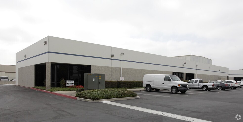 130 E Dyer Rd, Santa Ana, CA à louer - Photo de l’immeuble – Image 3 sur 5