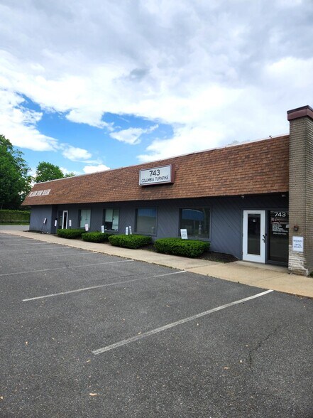 743 Columbia Tpke, East Greenbush, NY à louer - Photo de l’immeuble – Image 2 sur 8