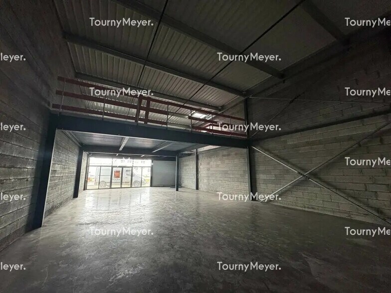 Local d’activités dans La Mézière à louer - Photo de l’immeuble – Image 2 sur 4