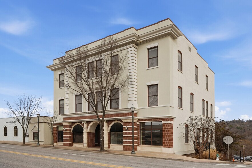 2 N College Ave, Fayetteville, AR à louer - Photo de l’immeuble – Image 1 sur 18