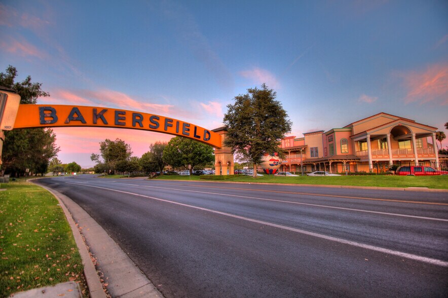 2800 Buck Owens Blvd, Bakersfield, CA à vendre - Photo de l’immeuble – Image 3 sur 8