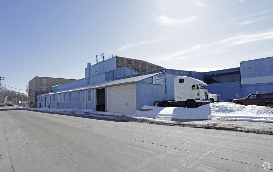 737 W Cleveland St, Milwaukee, WI à louer - Photo de l’immeuble – Image 1 sur 14
