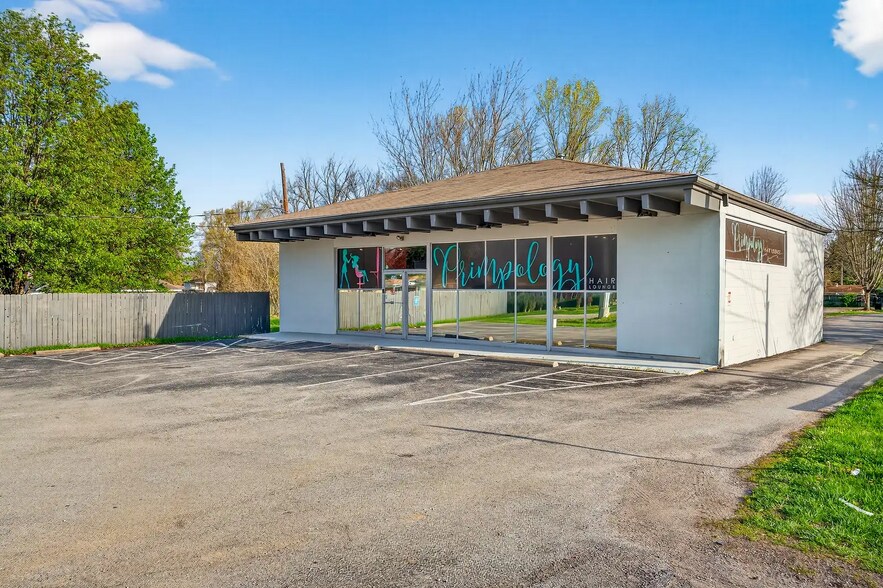 4931 W Pages Ln, Louisville, KY à vendre - Photo de l’immeuble – Image 3 sur 25