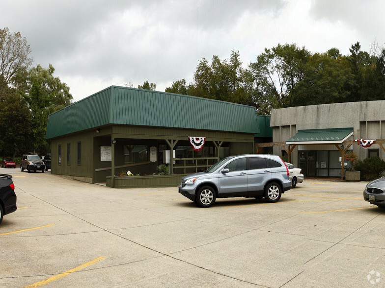 8228 Mayfield Rd, Chesterland, OH à louer - Photo de l’immeuble – Image 3 sur 6