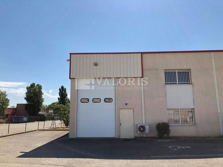 Local d’activités dans Chassieu à louer - Photo de l’immeuble – Image 2 sur 3