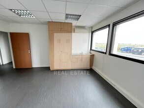 884-888 Rue Des Mercières, Rillieux-la-Pape à louer Photo intérieure– Image 2 sur 7