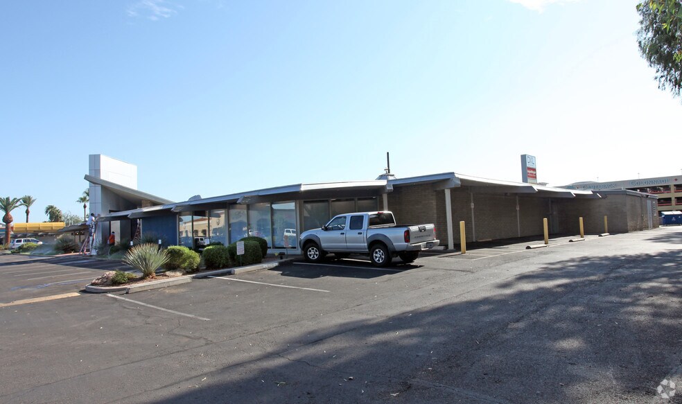 1701 E Camelback Rd, Phoenix, AZ à louer - Photo de l’immeuble – Image 2 sur 3